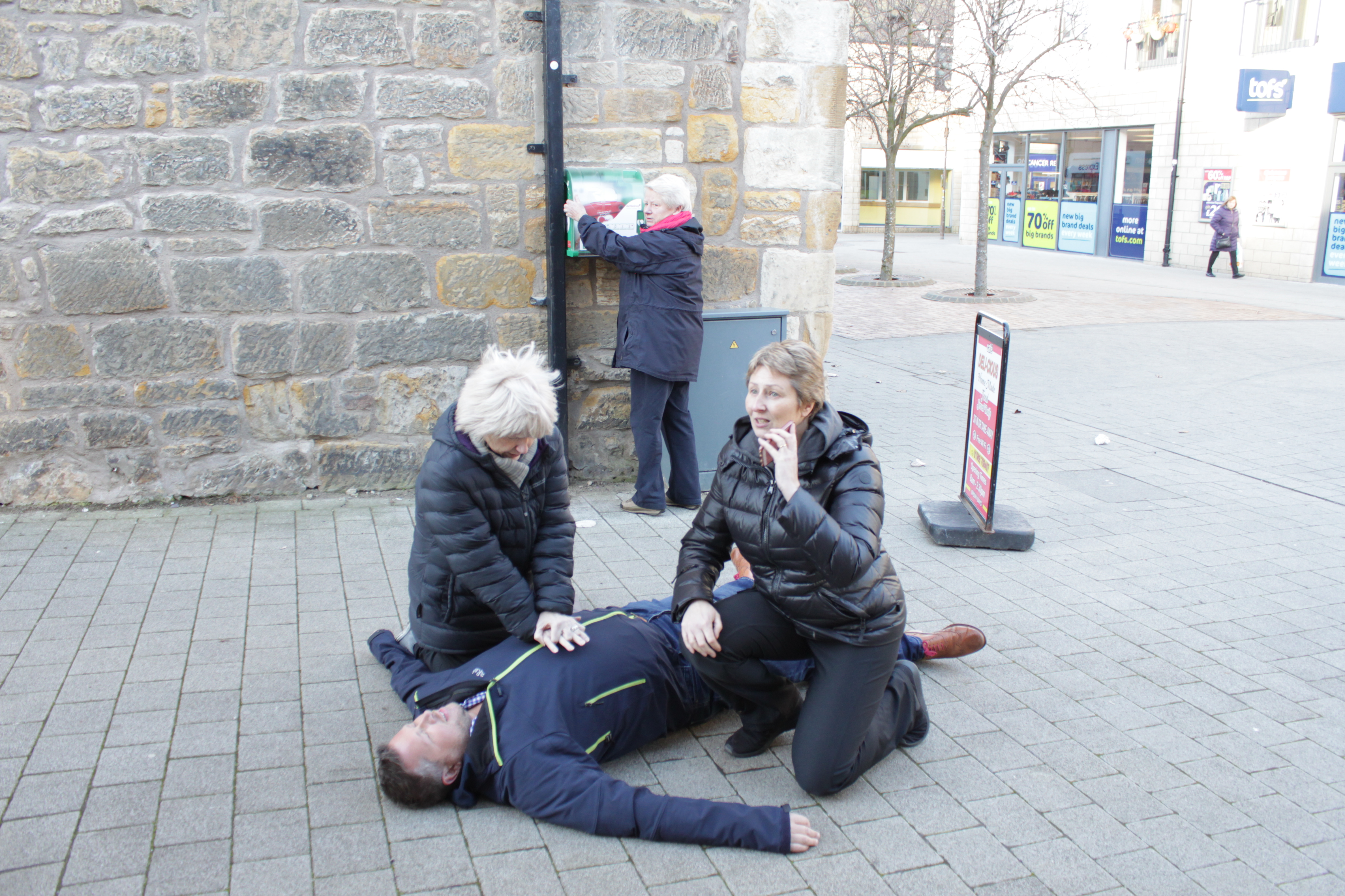 Members of the public phone for help for a patient in a street