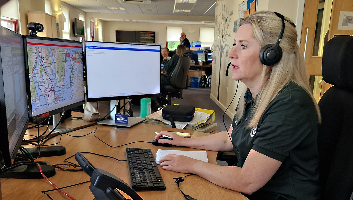 An Advanced Practioner talks to a patient on the phone